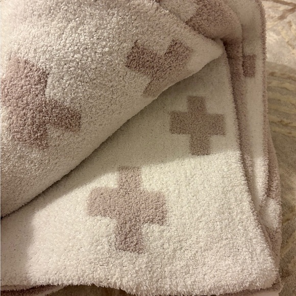 Cream and White Cross/ Plus Reversible Throw - Picture 2 of 4
